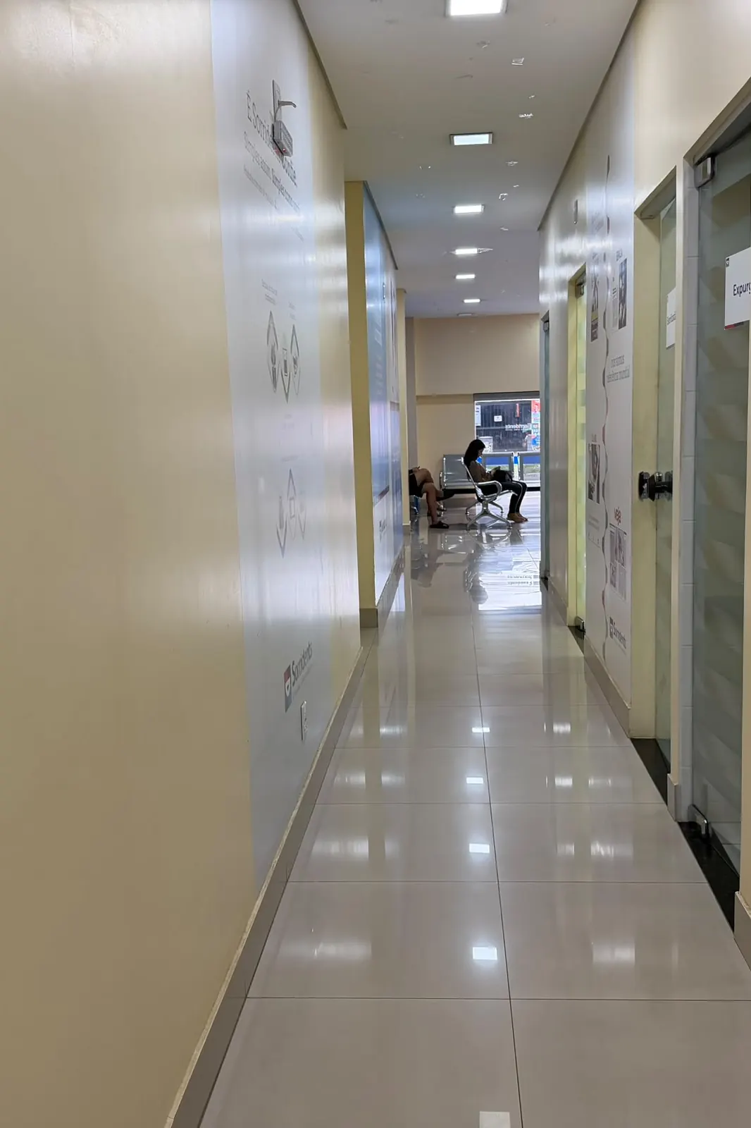 Corredor dos consultórios da Sorridents Novo Horizonte