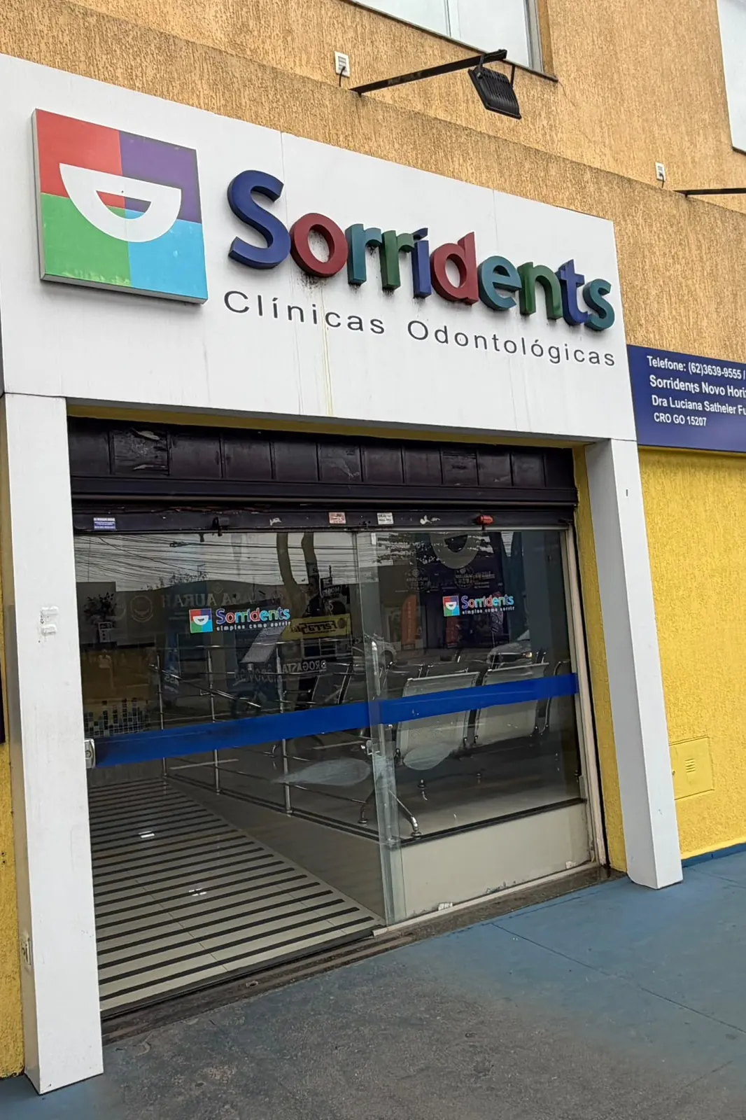 Entrada da Sorridents Novo Horizonte com rampa de acesso